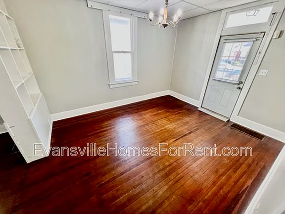 2nd image of 515 S Grand Ave