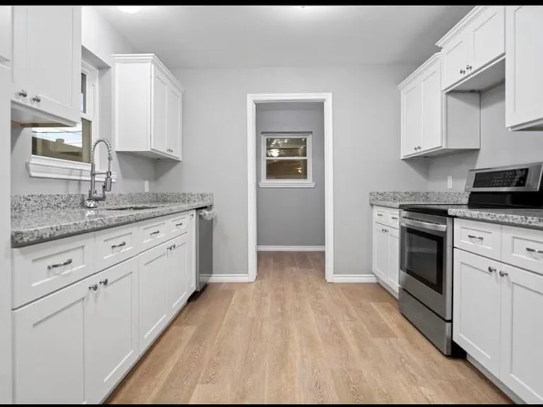 1347 E Palm Dr — Photo 2
