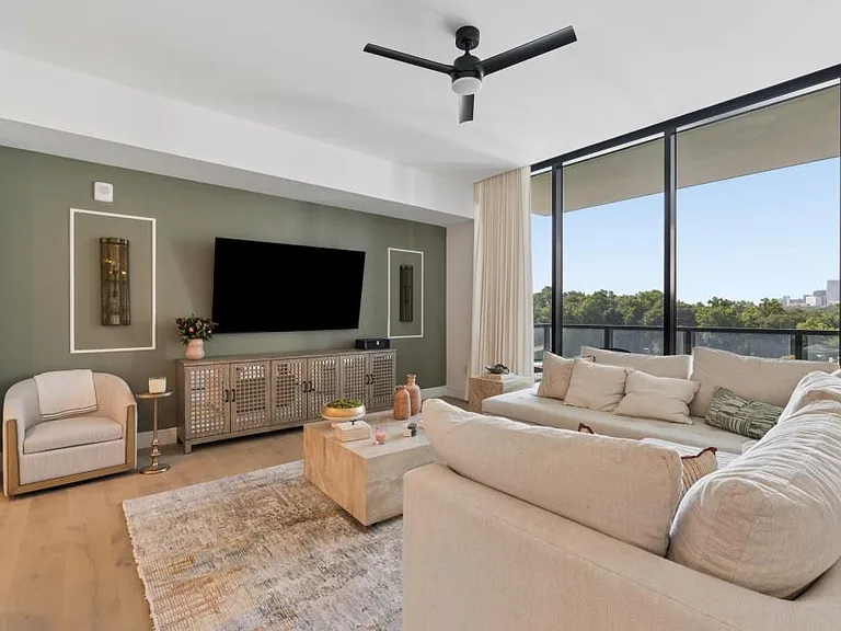 2425 Peachtree Rd NE #607 — Photo 1