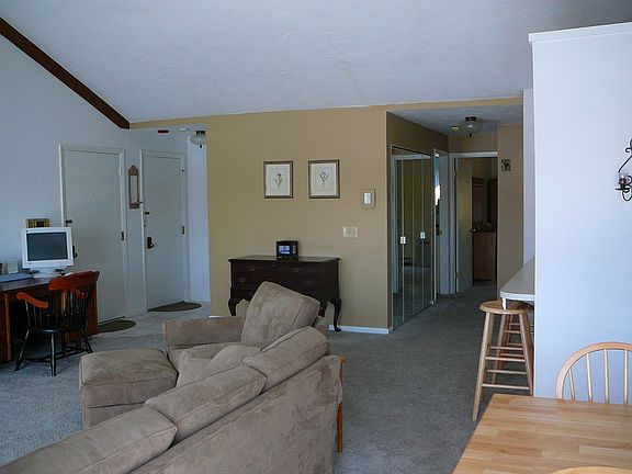 Large living room w/vaulted ceiling