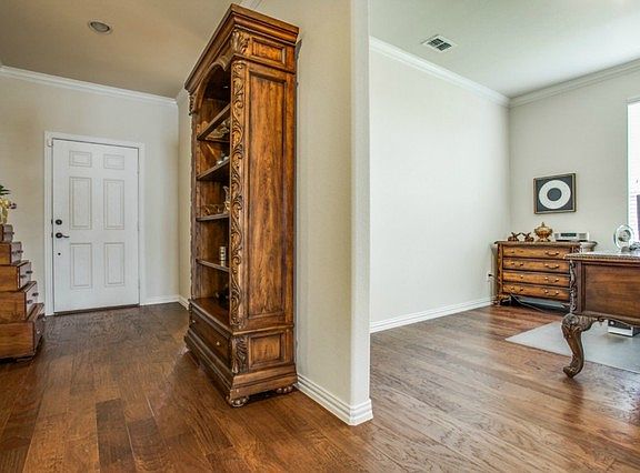 4th image of 6913 Zurich Ln