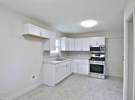 4th image of 326 Green St