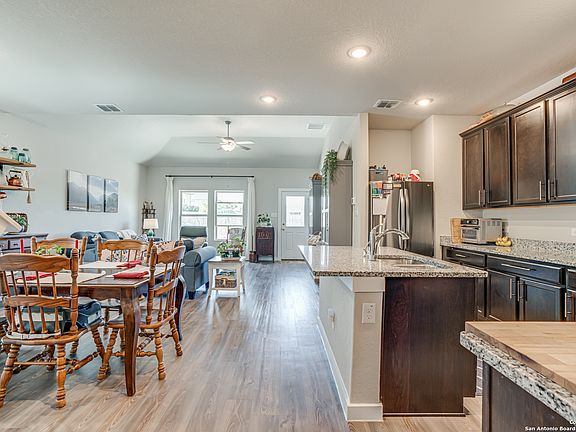 4th image of 824 Shrike Lane