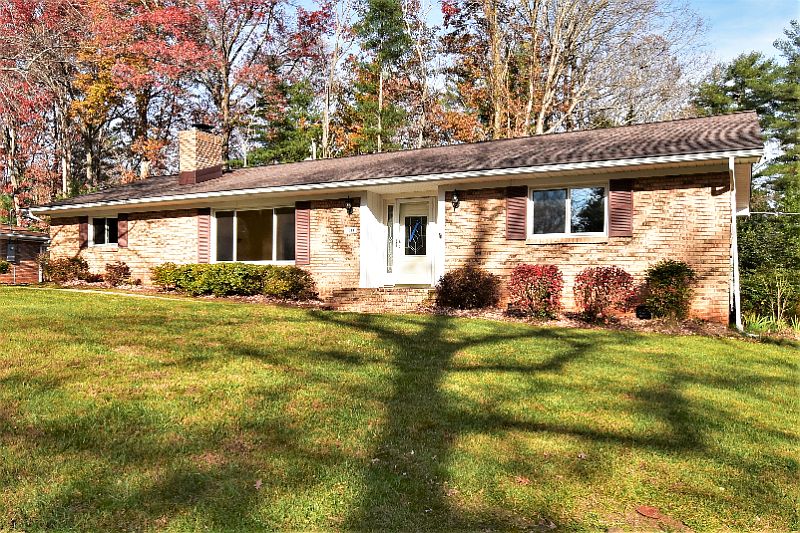 1st image of 1044 Carousel Ln