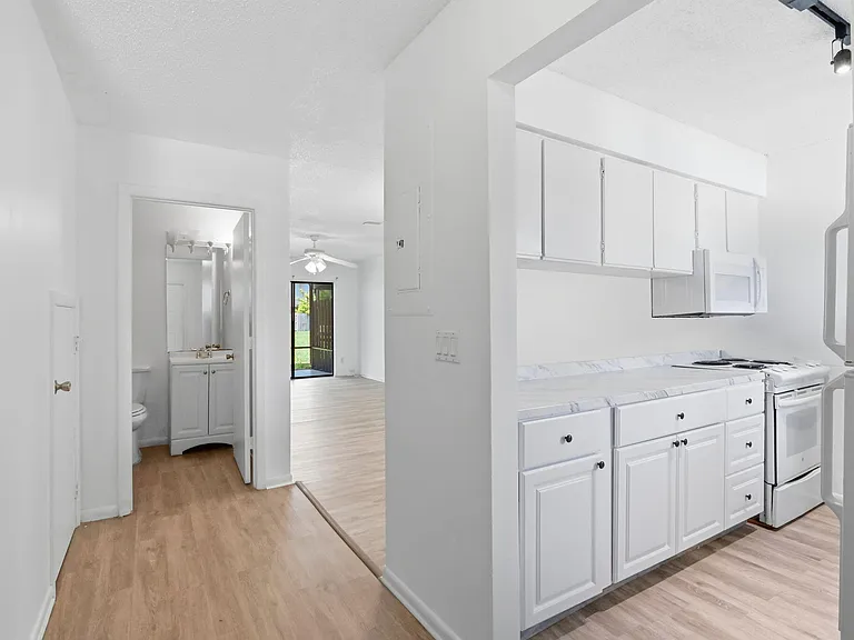 2305 Seaside Dr — Photo 4