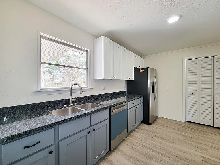301 Cypress St — Photo 17