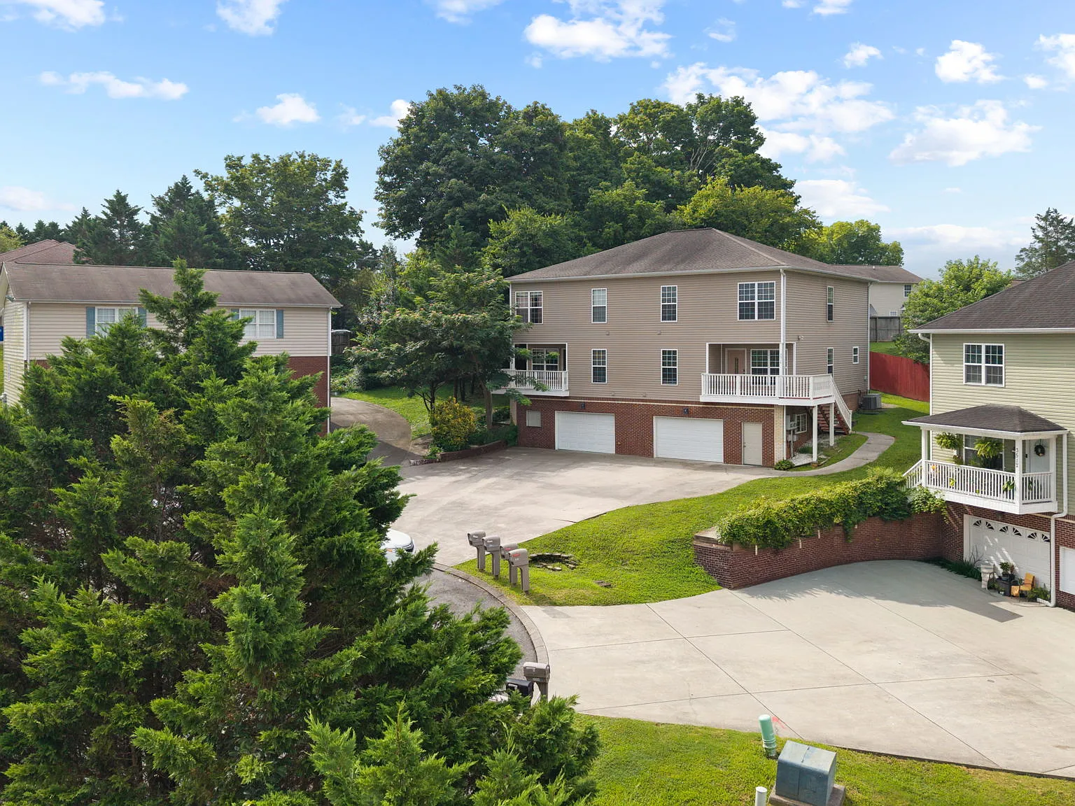 5 bed, 3.5 bath, 2600 sqft, $2,200 — Photo 3