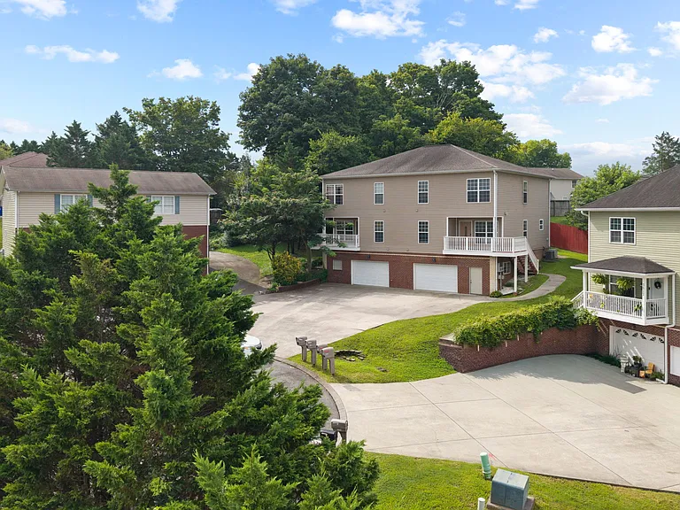 3516 Walnut Grove Ln NE — Photo 3