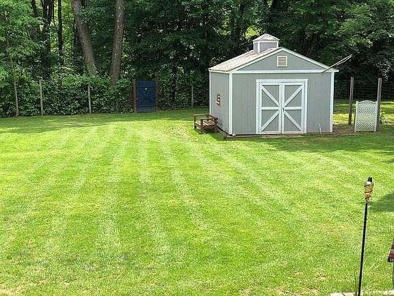 4th image of 69 Brookfield Dr