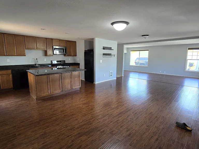 702 Montgomery St — Photo 9