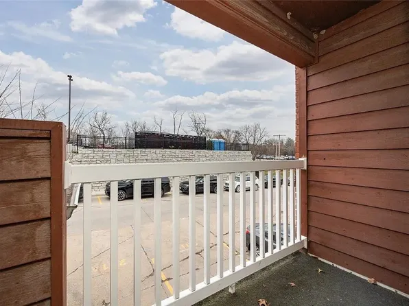 225 Woodside Dr, Iowa City, IA 52246