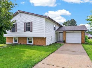 1523 Shadow Ln, Saint Charles, MO 63303