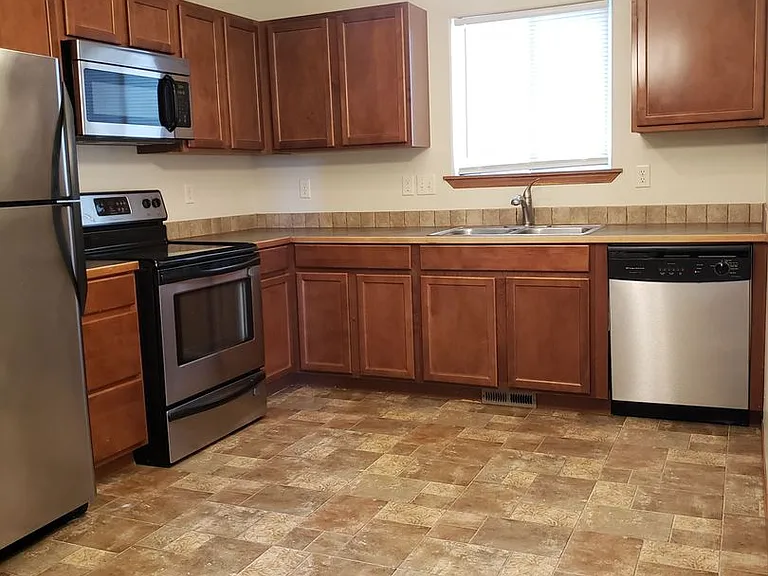564 11th St NE — Photo 3