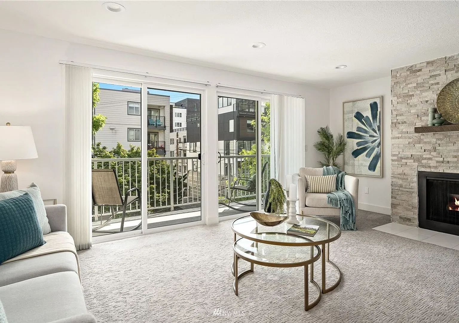 Fabulous City Living- Top Floor One Bedroom Condo-With Parking — Photo 3