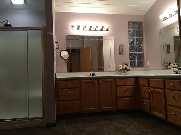 Master bath shower w-seat