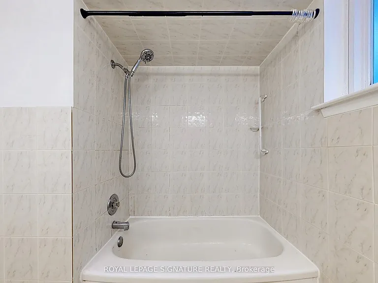 17 Baroness Cres #UPPER — Photo 22