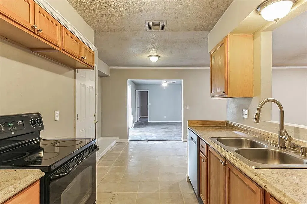 4 bed, 1755 sqft, $1,700 — Photo 2