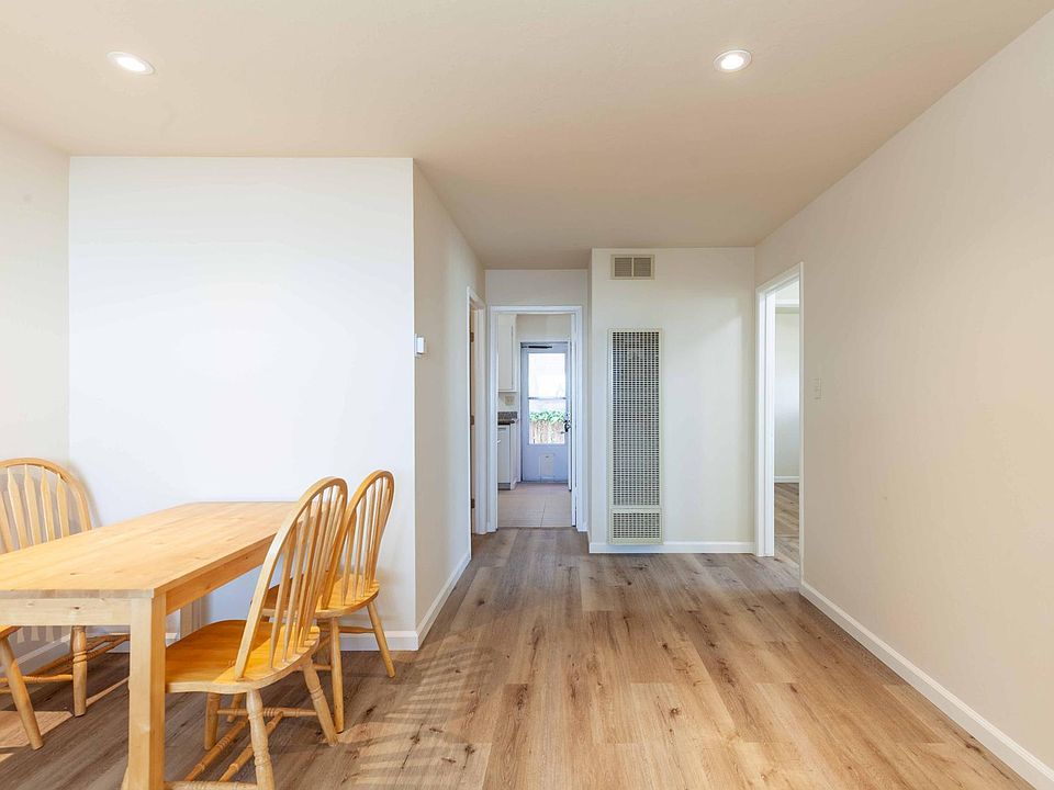 Dining/living room - all new floors!