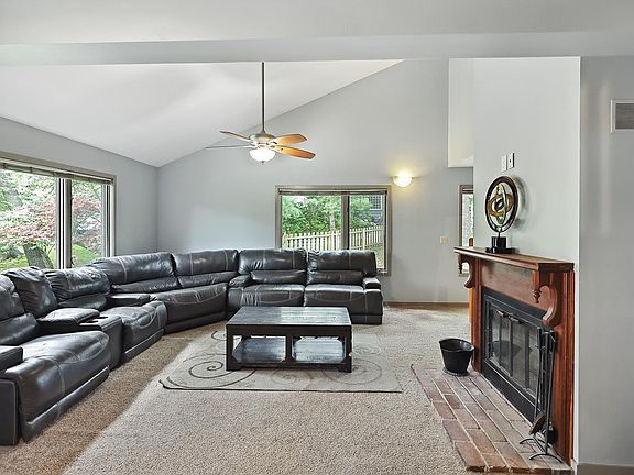 5th image of 1145 Evans Ave
