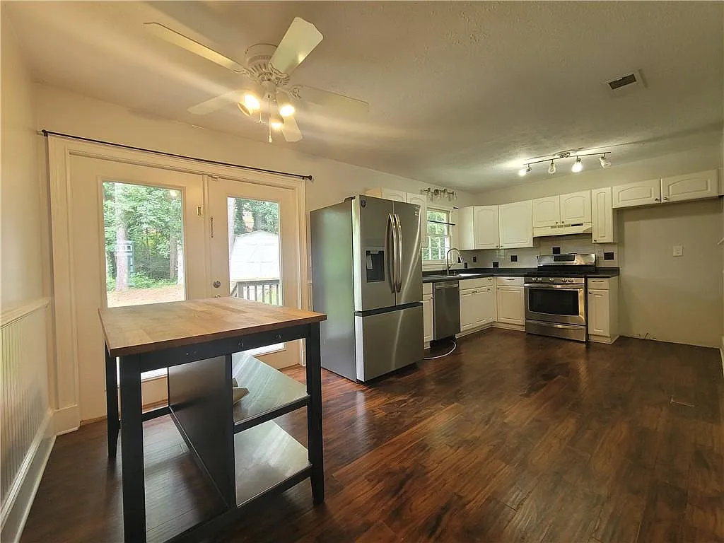 3 bed, 2.0 bath, 1824 sqft, $2,500 — Photo 4