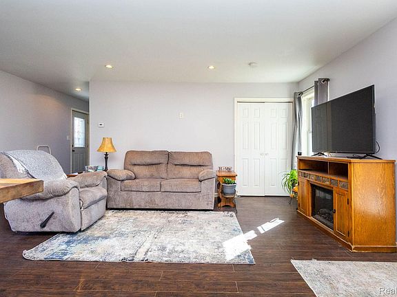 4th image of 1814 Leland Rd