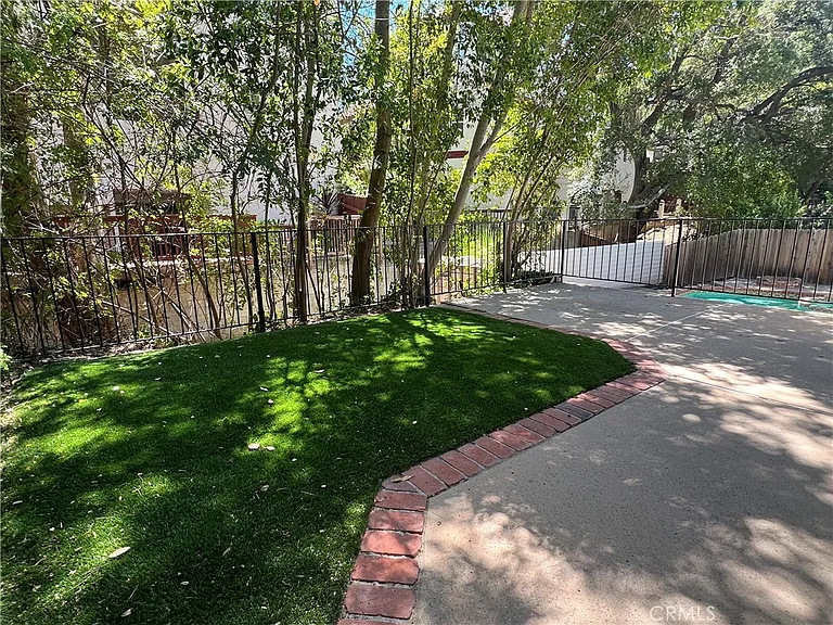 22840 Sparrowdell Dr — Photo 23
