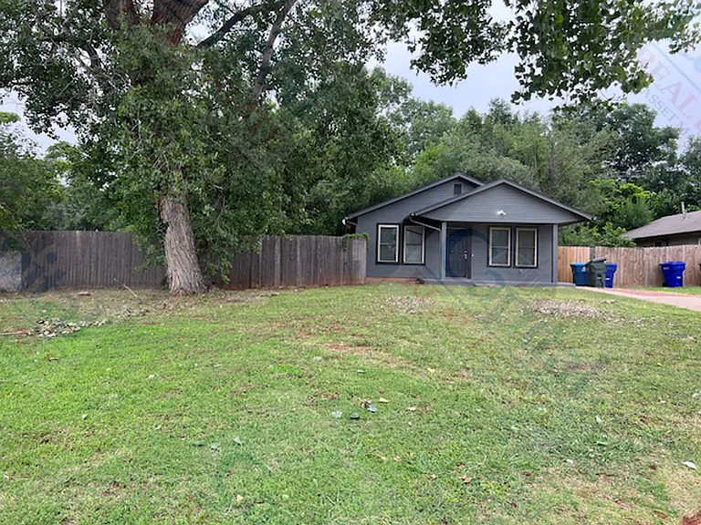 1520 Patricia Dr — Photo 3