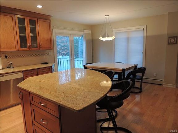5th image of 140 Cherry Ln