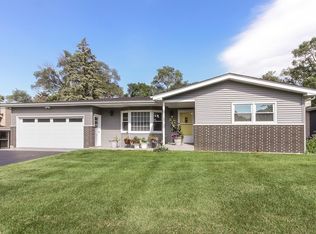 106 Navajo Ct, McHenry, IL 60051