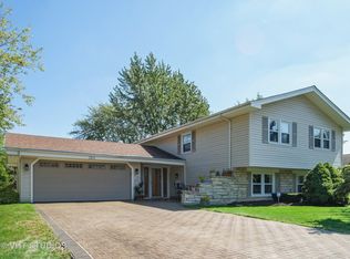 1325 N Oakmont Rd, Hoffman Estates, IL 60169