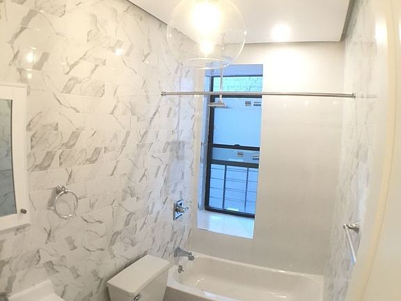 4th image of 1556 Myrtle Ave #3B