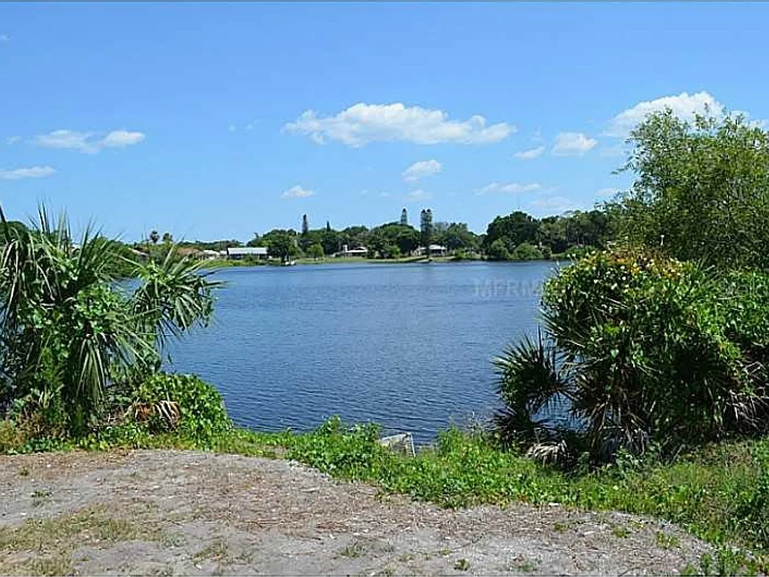 2 bed 1 bath rental in Bradenton — Photo 3