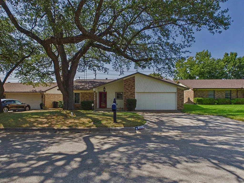 3 bed, 1374 sqft, $2,500 — Photo 2