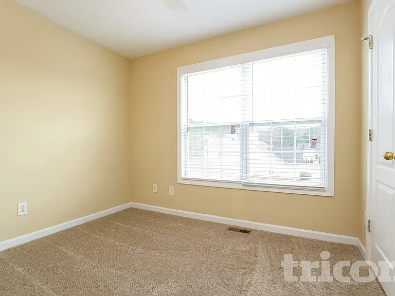 6355 Queensdale Dr — Photo 14