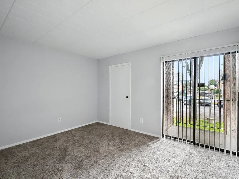 Palms East Apartments — Photo 38