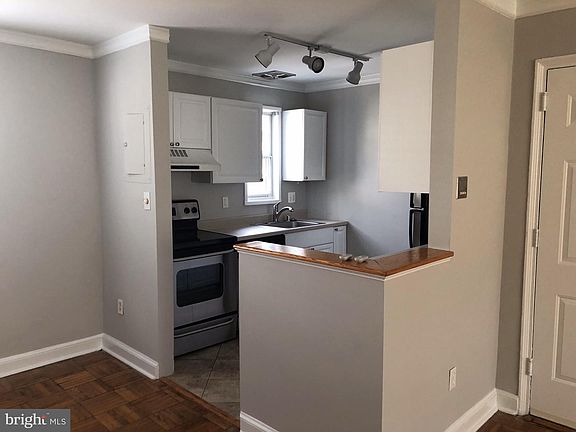 3rd image of 1630 W Abingdon Dr APT 201