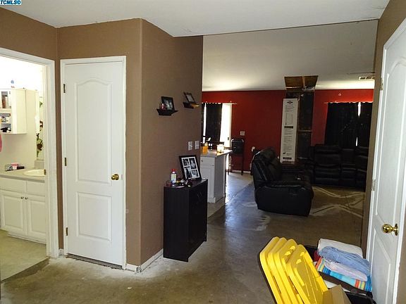 4th image of 1800 E Country Ct