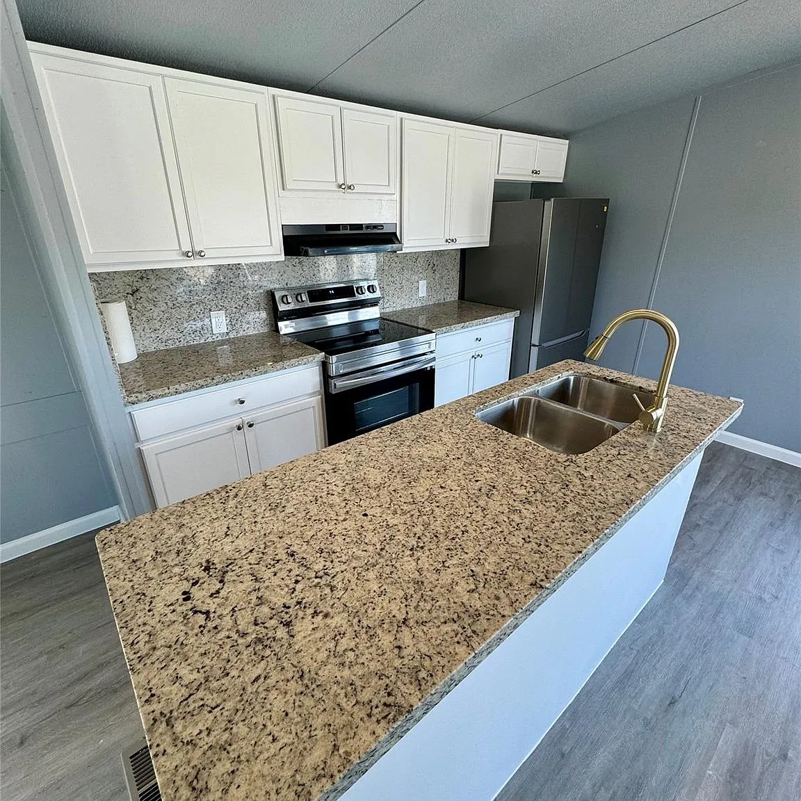 2 bed, 1.0 bath, 1556 sqft, $1,100 — Photo 2
