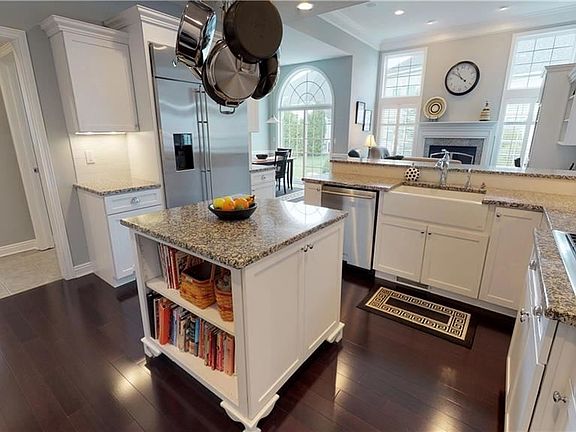 3rd image of 319 Gretna Green Dr
