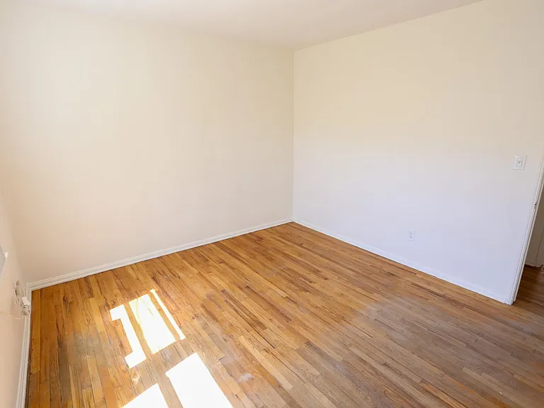 19422 Archwood St — Photo 31