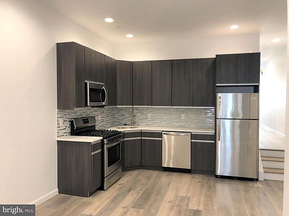 2nd image of 922 E Passyunk Ave #2