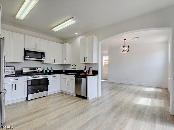 5th image of 2609 Living Rock St