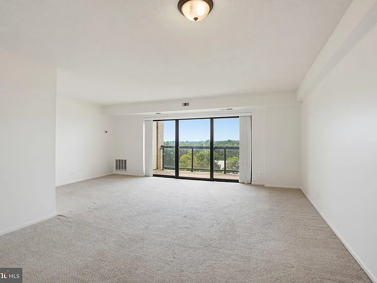 205 Yoakum Pkwy #1002 — Photo 6