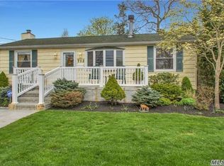 712 Oak Neck Rd, West Islip, NY 11795
