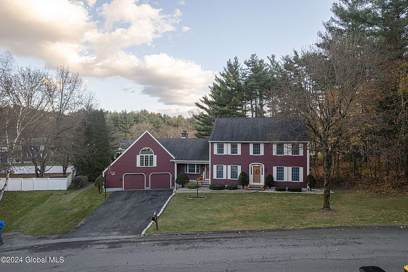 4th image of 9 Fox Hollow Lane