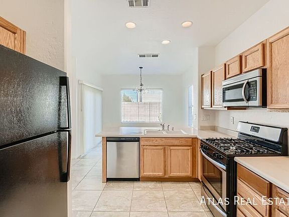 4th image of 2692 Niddrie Ave