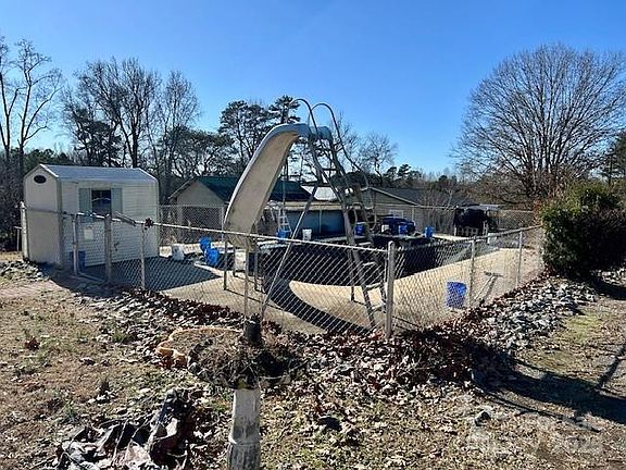 5th image of 555 Falls Ave