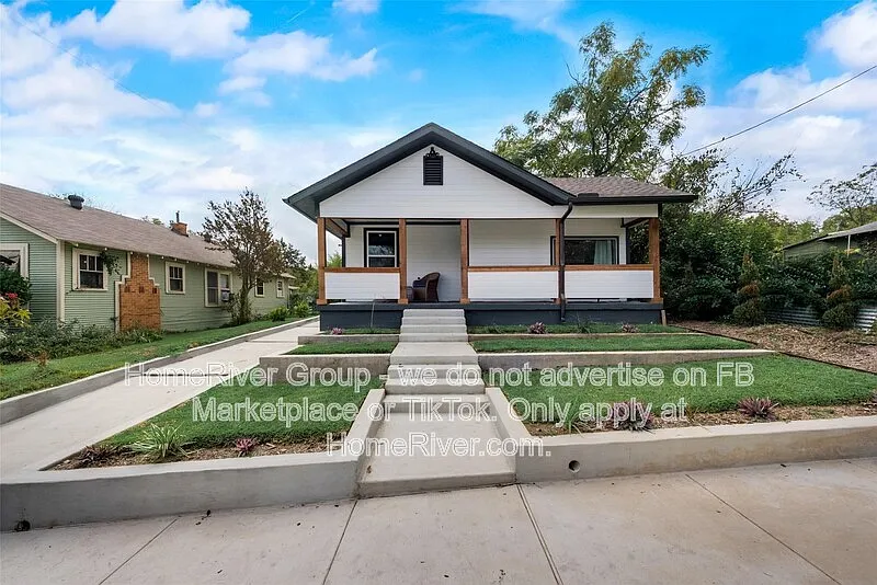 1124 E 11th St