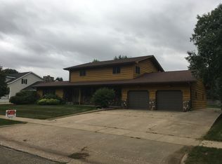 919 NE 10th St, Madison, SD 57042