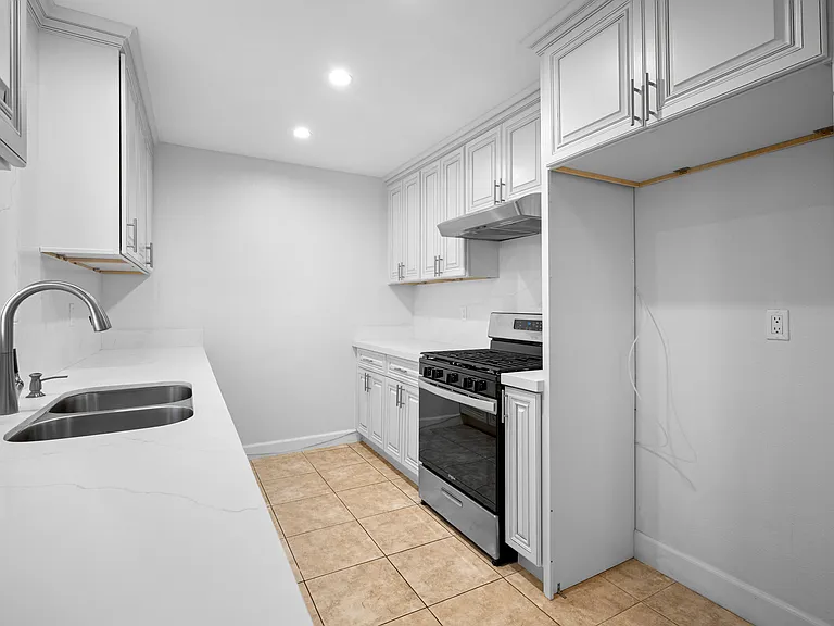 823 E Wilson Ave #C — Photo 10
